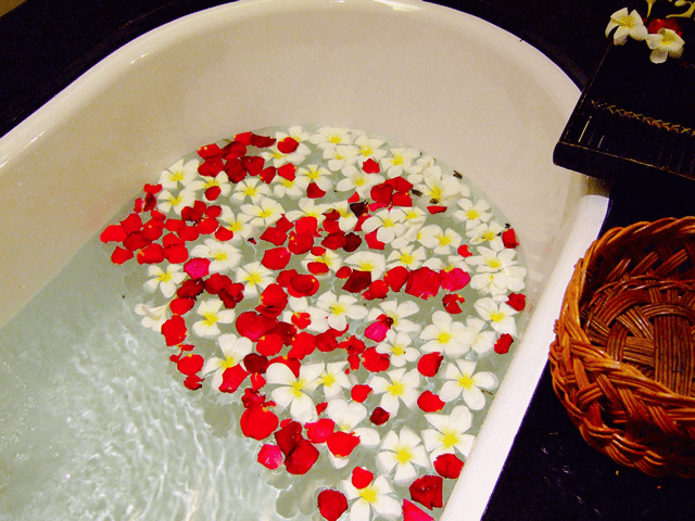 花びらを浮かべた浴槽、湯舟、お風呂