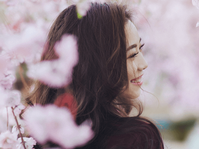 桜、笑顔の女性